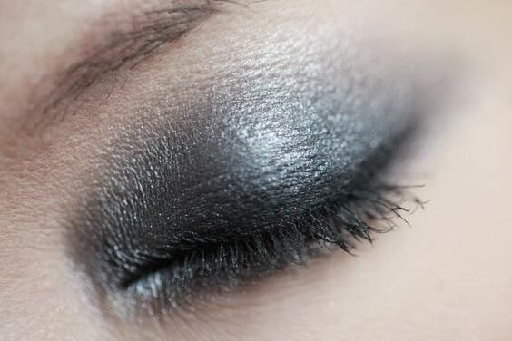 For Women: How to Create a Nighttime Smoky Eye in Four Easy Steps